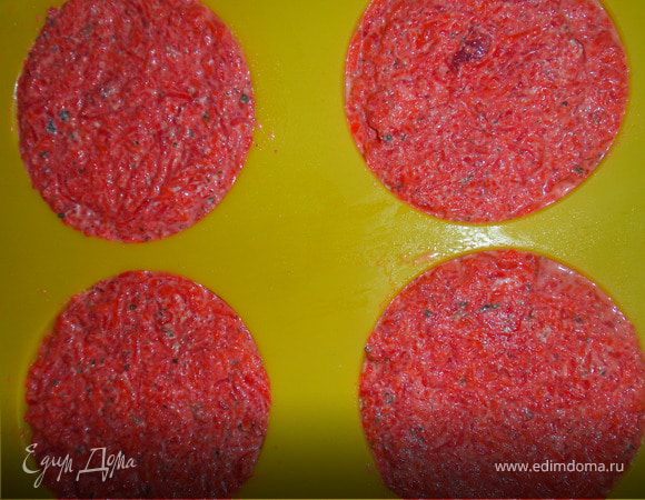 В овощи добавляем 100гр сливок, манку, масло, базилик, соль. Это второй слой.