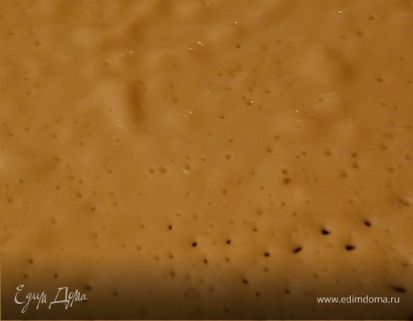 Можно начинать жарить блинчики сразу, а можно поставить тесто в холодильник на 1 час.