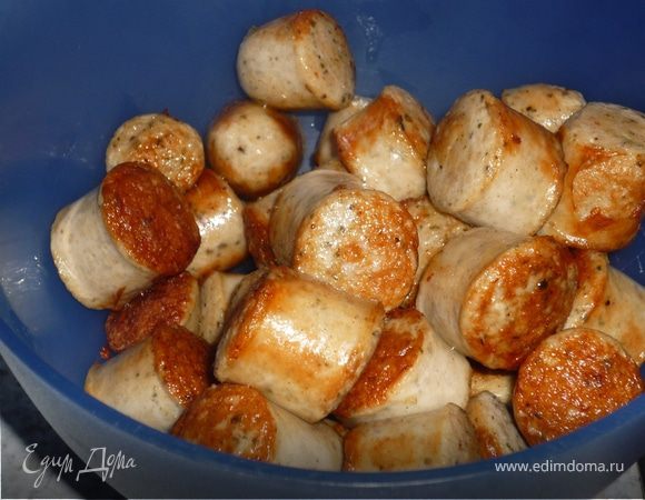 Обжарить в топленом масле колбаски до золотисто-коричневого цвета. Переложить их в отдельную посуду...