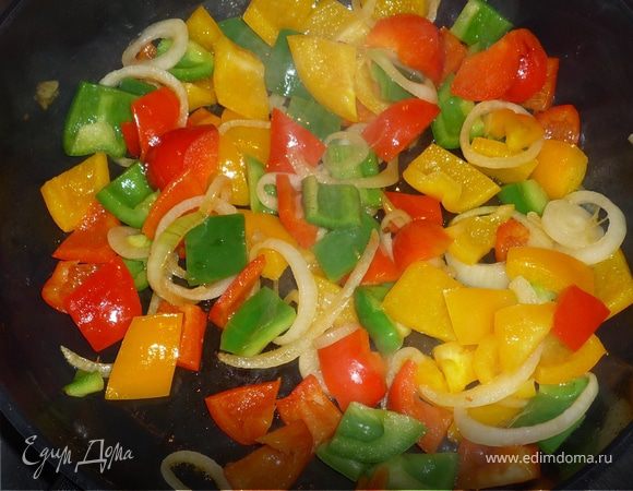 ...а в жире от жарки обжарить перец и лук. 