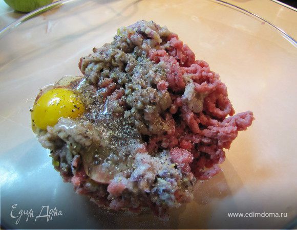 Говядину и лук перекрутить на мясорубке, добавить яйцо, соль и перец