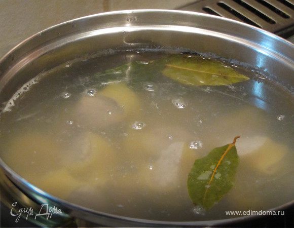 Зафаршированные макароны осторожно помещаем в кипящую подсоленную воду, добавляем лавруху