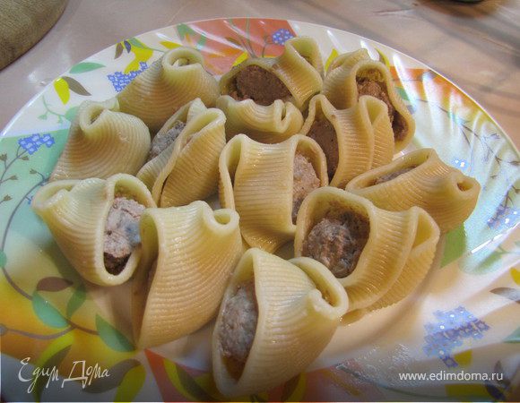 Вынуть готовые "улитки" шумовкой, выложить на тарелку и полить маслом.