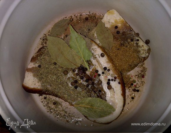 Сало поместить в кастрюлю, добавить все ингредиенты кроме корицы и двух зубчиков чеснока. Залить водой. Если вы купили уже присоленное сало то в воду соль добавлять не нужно. Если же сало куплено не посыпанное солью то воду посолить по вкусу. Варить сало на небольшом огне 50-60 мин.  