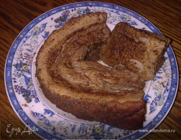 Готовое сало вынуть на тарелку и пока оно еще горячее натереть его двумя оставленными зубчиками чесночка выдавленными через чеснокодавку, а потом корицей. После этого сало поставить в холодильник на час. Очень вкусно с черным хлебом и горчицей. Ну и как закуска конечно. 