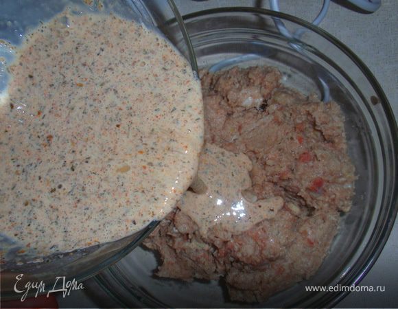 Смешать оба вида фарша, добавить яичную смесь, лук, чеснок, соль и перец.