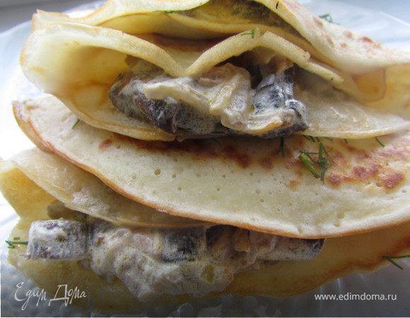 Приготовьте блинчики по своему любимому рецепту (я готовила блинчики на кефире, блинчики с кислинкой хорошо подходят к этом блюду). Готовим соус:
грибы (белые) предварительно порезать и отварить минут 20-30(шампиньоны сразу обжарить с луком и морковью). Обжарить мелко порезанный лук и морковь, натертую на крупной терке. Добавить грибы и 100 мл. бульона, в котором они варились. Тушить минут 15-20, добавить сметану, дать закипеть, посолить и помешивая потушить минут 5. Соус готов! Подавать с блинчиками, присыпая зеленью. ОООчень вкусно и ОООчень сытно.
