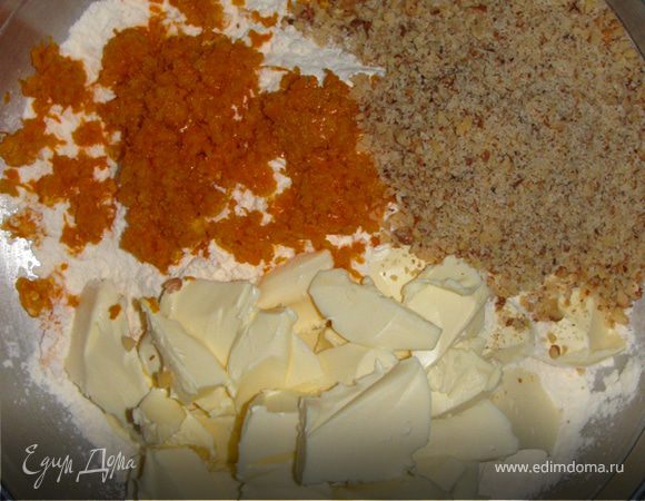 Все ингредиенты смешать в однородную массу. Можно сначала взбить масло с сахаром до полного растворения, а потом добавить остальные ингридиенты.