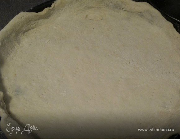 Приготовить дрожжевое тесто, Вы можете сделать это по Вашему любимому рецепту. У меня стандартное дрожжевое по бабушкиному рецепту. Тесто раскатать и выложить в форму подняв борта, сделать несколько проколов вилкой.