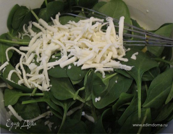 В большую миску выложить шпинат, моцареллу, натертую на крупной терке, сметану, яйцо, соль, перец. Все тщательно вымесить.