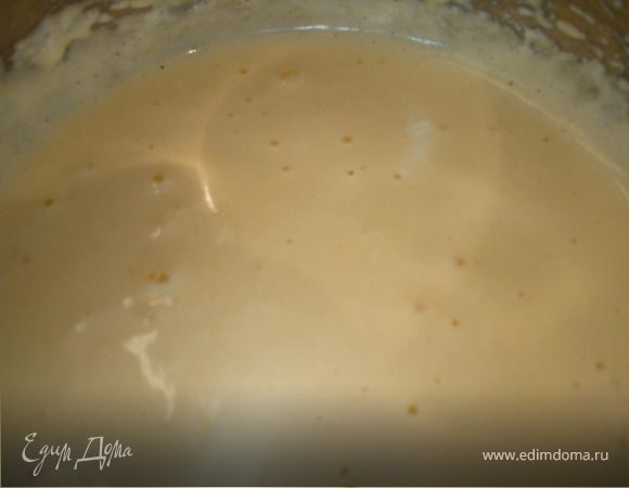 Взбить желтки с сахаром, сливками, ванильным сахаром, коньяком, мукой. Отдельно взбить белки и осторожно ввести в желтковую массу. Должно получиться жидковатое тесто.