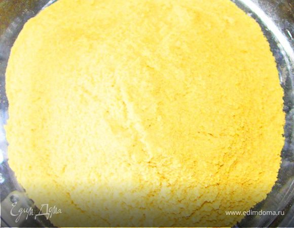 Яйца взбить с сахаром.В кокос добавить 2ст.л ликёра.Смешать с просеянной мукой и разрыхлителем.Аккуратно соединить с яйцами.