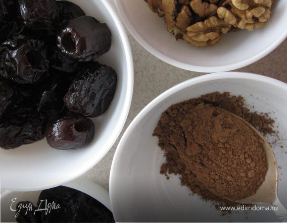 Подготовим все ингредиенты. Проверить финики и чернослив - мы должны быть уверены в том, что там нет косточек.