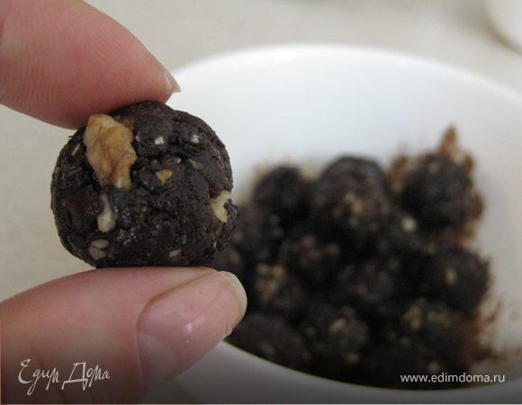 Придаем форму нашим конфеткам. В моем случае это шарики небольшого размера.