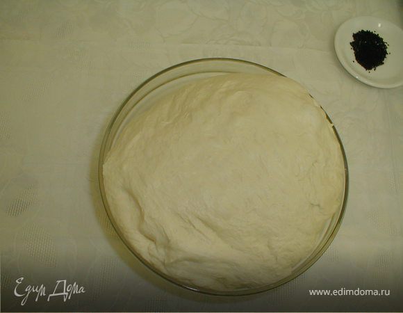 Так как тесто дрожжевое и поэтому для начала Вам необходимо сделать опару. Для этого дрожжи развести в теплой воде, с сахаром или мукой. Важно! Не используйте сильно горячую воду, в ней дрожжи погибают.

В литр тёплого молока добавить растопленное масло и 1 ч.л. соли, затем добавить опару и просеянную муку, тесто тщательно вымешивать до тех пор, пока тесто не перестанет прилипать к миске и рукам (тесто не должно быть крутым). Готовое тесто слегка посыпать мукой, накрыть салфеткой или полотенцем и поставить в теплое место. Когда тесто поднимется, его нужно обмять и дать еще раз подойти, затем опять обмять и дать подойти, затем опять обмять и дать подойти.

* на фото справа на тарелочке седана