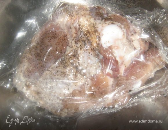 Мясо натереть солью и перцем. оставить минимум на час накрыв пленкой. Если есть возможность , то можно оставить на ночь.