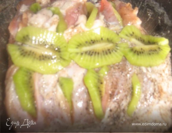 Сделать в мясе кармашки. Киви очистить, нарезать полукольцами. Заполнить им кармашки, остатки положить сверху на мясо.
Масло смешать с соевым соусом, смазать мясо.