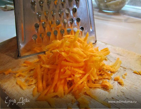 Морковь натереть на крупной терке
