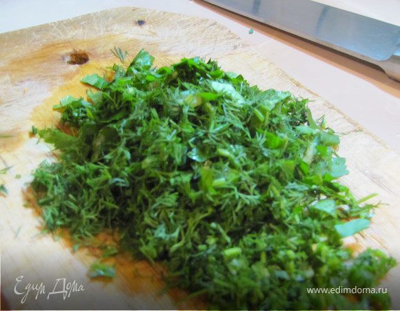 Зелень мелко порубить