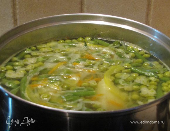 В кипящий бульйон положить картофель и морковь.
Через  10 минут добавить капусту и спаржу, после закипания варить 5 минут на умеренном огне.
Через 5-7 минут добавляем перец и горошек, снова доводим до кипения, уменьшаем огонь (что бы не перекипело) и  продолжаем варить еще 5-7 минут.
