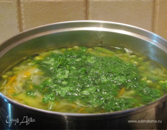 Затем закладываем  зелень, накрываем крышкой, огонь выключаем и даем настояться.