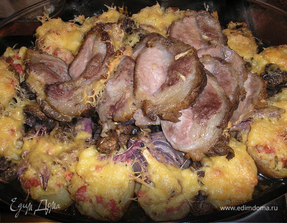 Отварить картофель до полу-готовности. Разрезать на пополам и вынуть средину.
Средину картофеля потолочь, добавить очень мелко нарезанный карбонат, яйцо, сметану, посолить, поперчить , добавить зеленый лук и все хорошо перемешать и нафаршировать картошку.