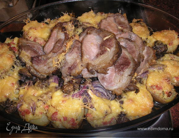 В форму по бокам выложить картофель, посредине грибы и лук, а сверху на грибы мясо. Запекать 50 минут при температуре 180 градусов. Потом вынуть на картошку посыпать тертым сыром и опять запекать 25 минут.
