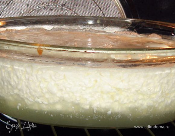 Сквашенное молоко поставить в духовку, нагретую до 150-160 градусов. прогревать до образования сгустка. Следить, чтобы сгусток отошел от стенок посуды.