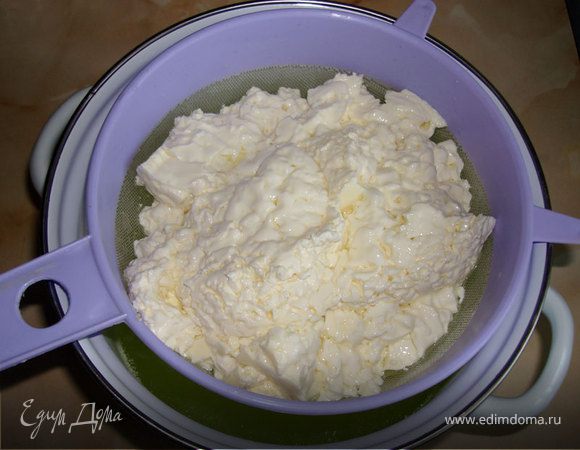 Немного остудить творожок. Теплым отбросить на мелкое пластиковое сито, и хорошо отцедить. Сыворотка должна стечь сама, не надо дополнительно отжимать.