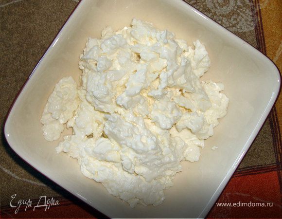 Выложить творожок в чашечки. Можно подавать на стол (с ягодами или вареньем).