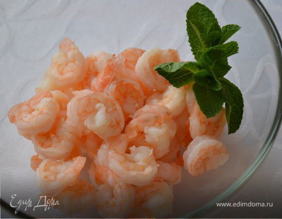 Сварить креветки в подсоленной воде, выложить на блюдо остывать