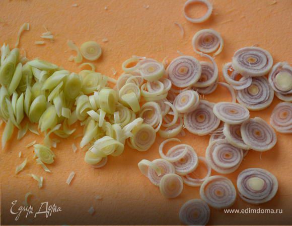 Лемонграсс нарезать на очень тонкие кружочки