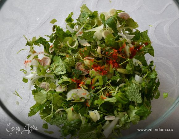 Мяту, зеленый лук и кориандр мелко нарезать и соединить с лемонграссом, все посыпать чили. 