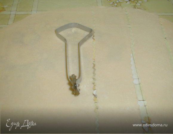 Шаг  1:
Для того чтобы ханум получился вкусным, необходимо все ингредиенты мелко нарезать и добавить специи, и оставить на час жениться друг с другом. Замешиваем тесто и ставим его отдыхать на минут 20, затем раскатываем тесто ОЧЕНЬ тонко и нарезаем на полоски шириной примерно 3 см специальным рельефным ножом. 