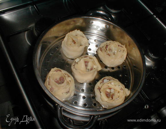 Ханум ставим на ярус каскана (пароварка), предварительно смазанного  растительным маслом  и ставим ярусы на кастрюлю с кипящей водой на 45 минут.