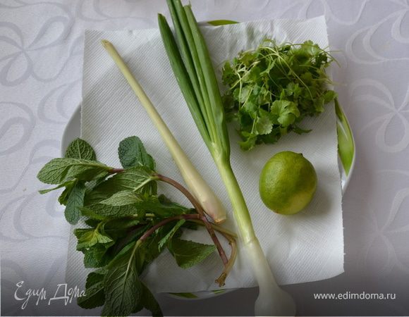 Помыть травы и обсушить бумажными полотенцами