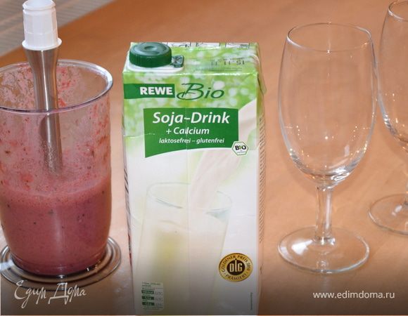 Помидоры почистить, разрезать на четвертинки, добавить руколу, сок свеклы, сок лимона. Все хорошо смешать в блендере, добавить стакан соевого молока и еще раз все хорошо взбить блендером. 