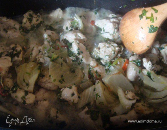 Филе грудки разрезать вдоль и на средние кусочки. (Предварительно можно замариновать в 1 ст. л. тимьяна, 1 ст. л. кориандра, 1 ст. л. имбиря, соль и оливковое масло). Лук нарезаем полукольцами, фенхель восьмушками и пассируем на оливковом масле. Выкладываем филе курицы, засыпаем петрушкой и заливаем стаканом воды. Тушить 20 минут. 