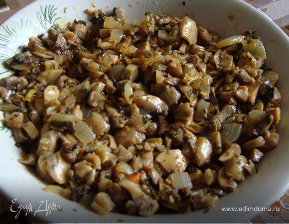 Для приготовления грибов лук нарезать кубиками, шампиньоны тонкими пластинами. На среднем огне в казане пассировать лук. Добавить шампиньоны и измельченную петрушку, соль, красный и черный перец, сбрызнуть уксусом и тушить 30 минут.