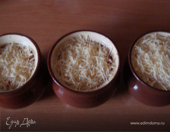 Оставшиеся картофель и помидор укладываем слоями и засыпаем сыром. Запекать в духовке 20 минут, до золотистой корочки.