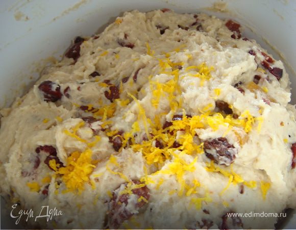 Замесить опару и оставить на пол часа. Затем добавить сахар, теплые сливки, просеянную муку. Замесить тесто, добавить сливочное масло, пряности и ягоды-фрукты, орехи. Оставить на час. 
