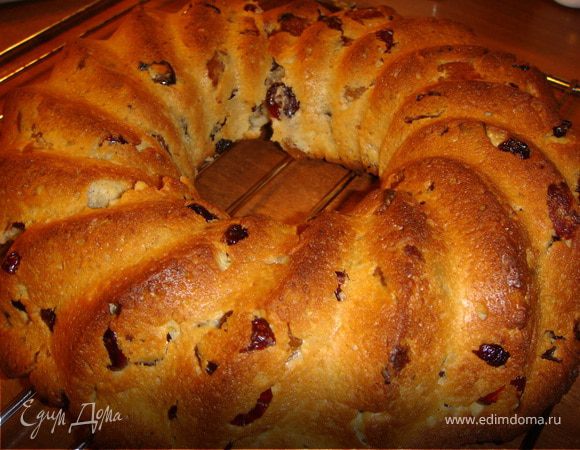 Духовку разогреть до 200 С.
Обмять, выложить в форму или в виде штоллена, опять дать подойти (но не долго, чем дольше будет стоять, тем пышнее и суше будет кекс) и запекать 30 мин. После выпекания дать остыть, а затем смазать растопленным сливочным маслом и присыпать толстым слоем сахарной пудры. 
