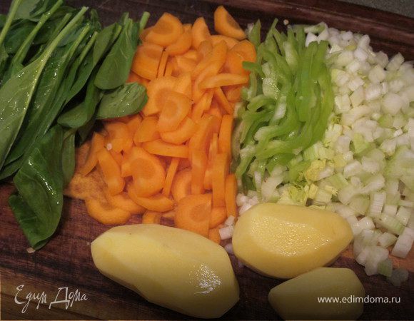 Овощи нарезаем:
1. картошку кубиками
2. сельдерей вдоль и потом на кусочки
3. шпинат рубим.
4.Морковку полукружками.
5.Перец тоненькими полосками
6. Фенхель маленькими кубиками.
