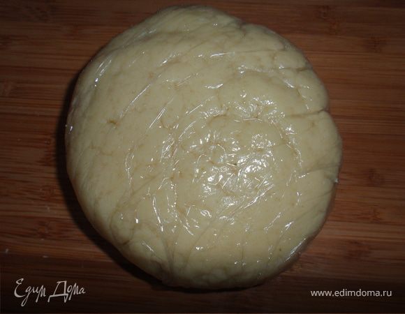 Муку и сливочное масло перетираем в мелкую крошку. Добавляем сахар, ванильный сахар и воду. Вымешиваем тесто. Отправляем тесто в холодильник минимум на 20 минут.