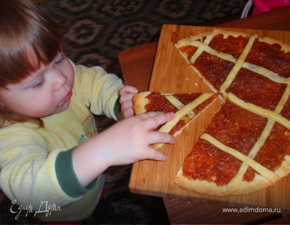 А вот и самый строгий критик моих кулинарных произведений...понравилось:))!!