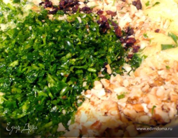 Измельчить зелень в процессоре или мелко нарезать. Перемешать с яйцами, специями, барбарисом и орехами. 
