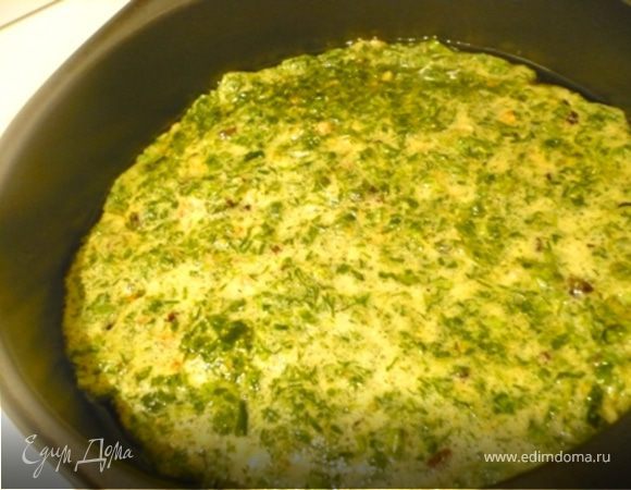 В небольшую форму налить 50 мл. оливкового масла. Поставить форму на 10 минут в разогретую до 180 С духовку. Достать и залить в форму «тесто». Накрыть форму фольгой или крышкой. Выпекать 15 минут.