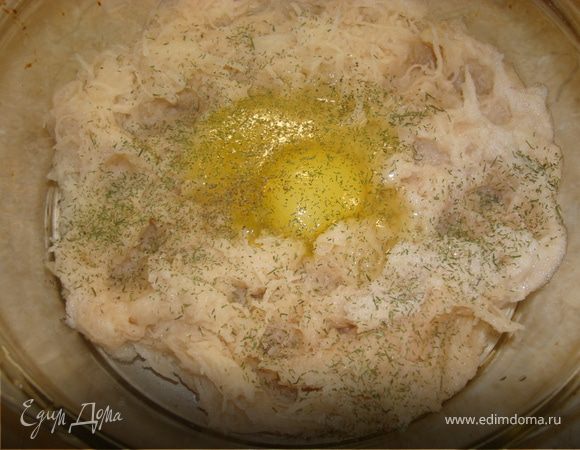 Картофель трем на мелкой терке, но не в пюре. Сливаем образовавшийся картофельный сок. Посолить, добавить майонез, сельдерей и муку. Насчет майонеза не сомневайтесь, кладите, я пробовала без него, со сметаной, но эффект не тот, кляр получился недостаточно пышным и мягким(((