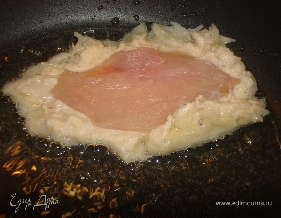 Разогреваем на сковороде раст. масло, накладываем ложкой кляр и немного размазываем его, затем кладем пластинку куриного филе…