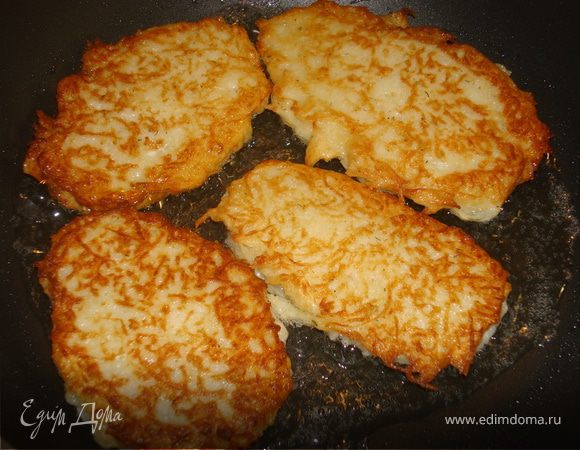 … и сверху опять кляр, разровнять ложечкой так, чтобы накрыть филе. Обжариваем сначала до золотистой корочки с одной стороны, затем с другой. Обжаривать на среднем огне, даже ближе к малому.
